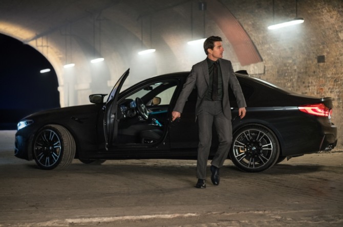 미션 임파서블의 톰 크루즈가 BMW  뉴 M5를 타고 시원한 추격전을 선보인다. 사진=BMW 코리아 제공