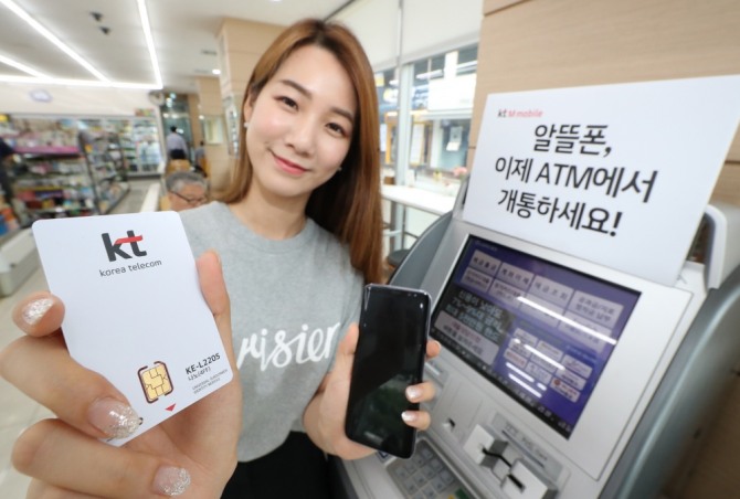 KT의 알뜰폰 그룹사인 KT 엠모바일은 국내 알뜰폰 업계 최초로 ATM 기계를 통해 알뜰폰을 즉시 개통하는 서비스를 시작한다고 17일 밝혔다.