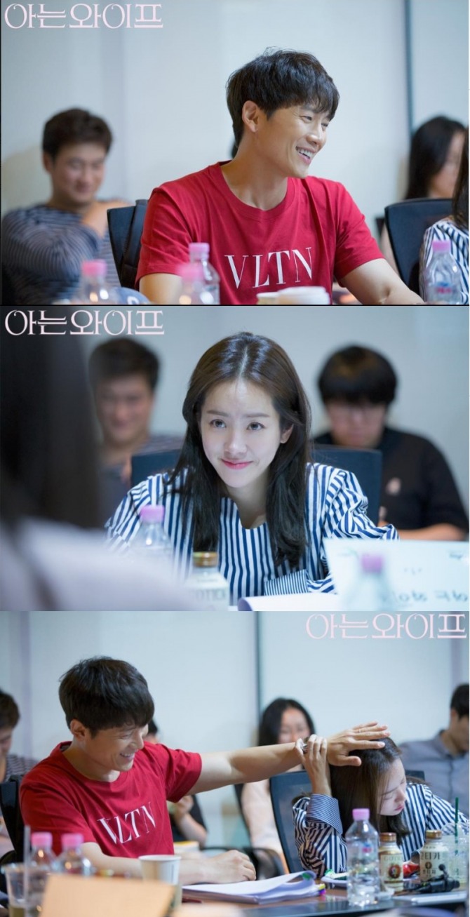 tvN 측은 18일 공식 SNS를 통해 수목드라마 '김비서가 왜그럴까' 후속 '아는 와이프'에서 호흡을 맞추는 지성과 한지민의    대본리딩 컷을 공개해 기대감을 높였다. 사진=tvN 제공 