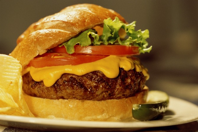 실험실에서 배양한 고기로 만든 햄버거가 오는 2021년 네덜란드에서 9유로에 판매될 예정이다. 자료=글로벌이코노믹