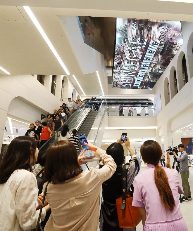 많은 사람들은 3D 미디어 파사드에서 눈을 떼지 못했다. 전주, 부산 등의 여행지와 한국의 아름다움을 소개하는 영상이 이어졌다. 사진=신세계면세점 제공 