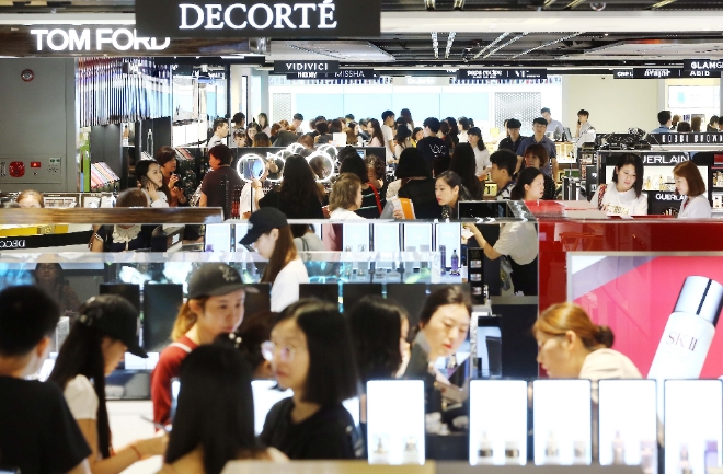 오픈 당일 신세계면세점 강남점의 화장품 매장은 사람들로 북적거렸다. 사진=신세계면세점 제공