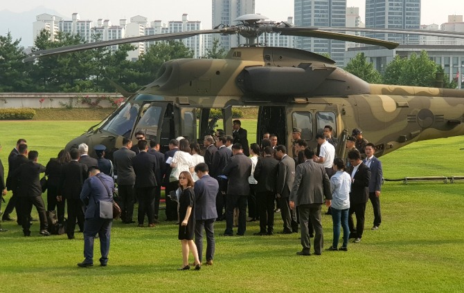 지난달 한국을 국빈 방문한 필리핀 두테르테 대통령이 6월 5일 국방부 연병장에서 국산 헬기 수리온을 살려보고 있다. 사진=뉴시스