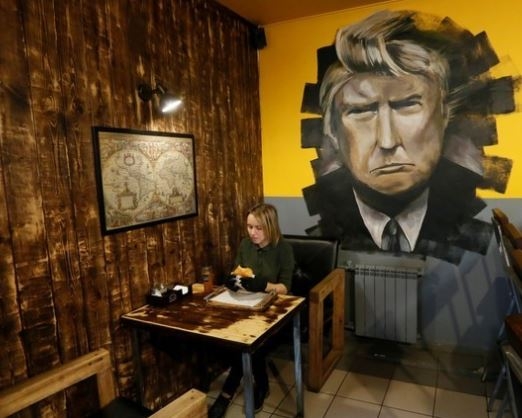 시베리아 도시 크라스노야르스크(Krasnoyarsk)에 위치한 햄버거 가게에 트럼프 대통령의 사진이 벽에 걸려 있다. 사진=로이터/뉴스1