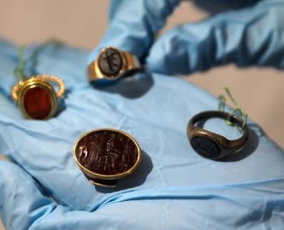 프로이트가 핵심 제자에게 선물한 '비밀결사반지'. 이스라엘박물관은 처음으로 한자리에 6개의 반지를 공개한다. 자료=이스라엘박물관