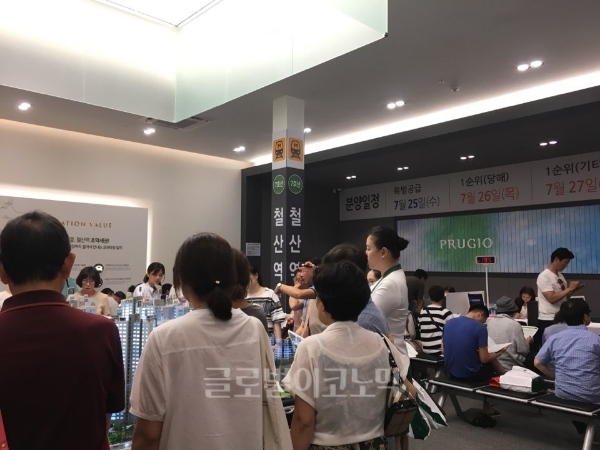 20일 '철산 센트럴 푸르지오' 견본주택을 찾은 예비청약자들이 단지에 대한 설명을 듣고 있다.