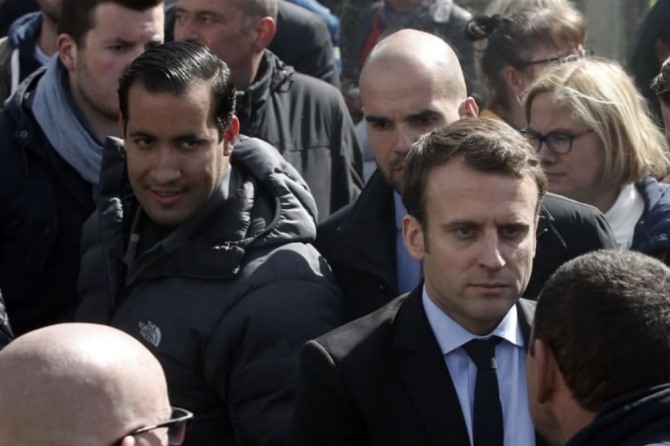 대통령 취임 전 마크롱(오른쪽)를 경호하는 알렉상드르 베날라 용의자(왼쪽). 2017년 4월 프랑스 북부 아미앵