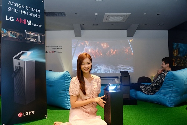 LG전자가 서울 용산구 한강대로에 위치한 CGV 용산아이파크몰 상영관에서 'LG 시네빔' 프로젝터 체험존을 운영하고 있다. 사진=LG전자.