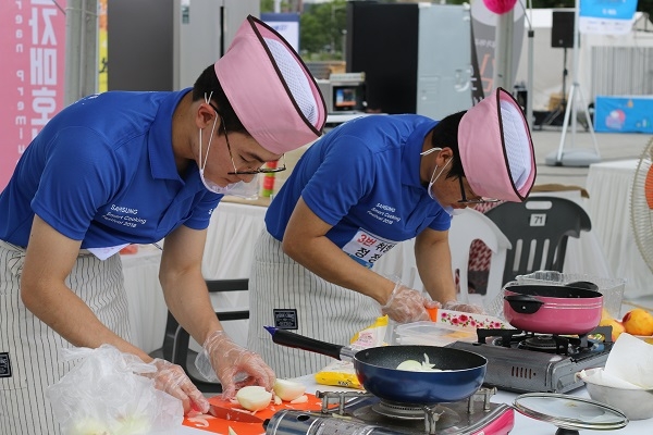 22일 광주 아시아문화전당 하늘마당에서 열린 '삼성 스마트 쿠킹 대회'  참가자들이 '빠르고 간편한 요리'를 컨셉으로 요리를 하고 있다. 사진=삼성전자.