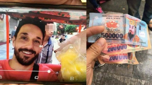 관광 사이클 운전기사들이 관광객에게 거스름돈으로 가짜 종이돈을 돌려주고 있다.