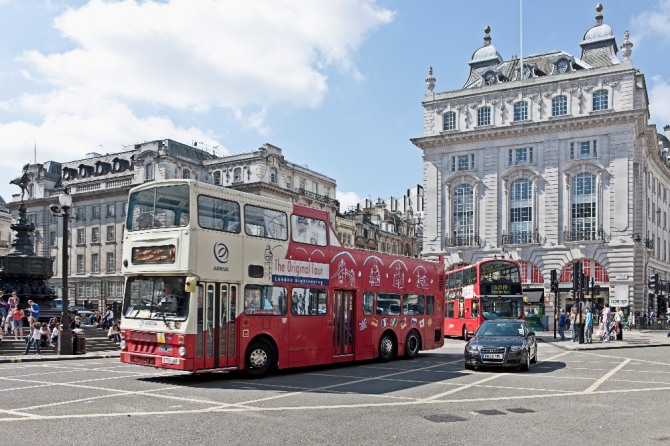 영국 런던이 원조이자 명물인 2층관광버스 '호프 앤 호프 오프 버스(Hop and Hop Off Bus)'가 버킹엄궁 앞을 지나고 있다. 자료=글로벌이코노믹
