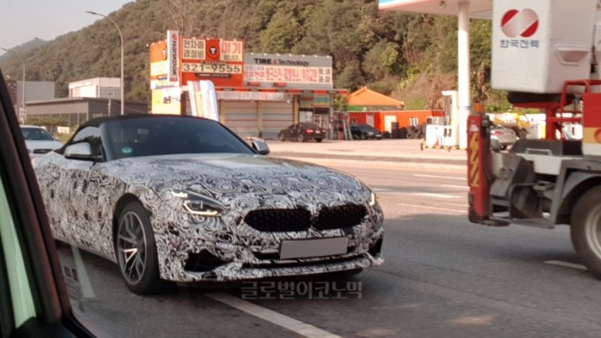 BMW의 신형 Z4가 국내 도로 테스트 주행 중 포착됐다. 사진제공 - 독자 오윤아