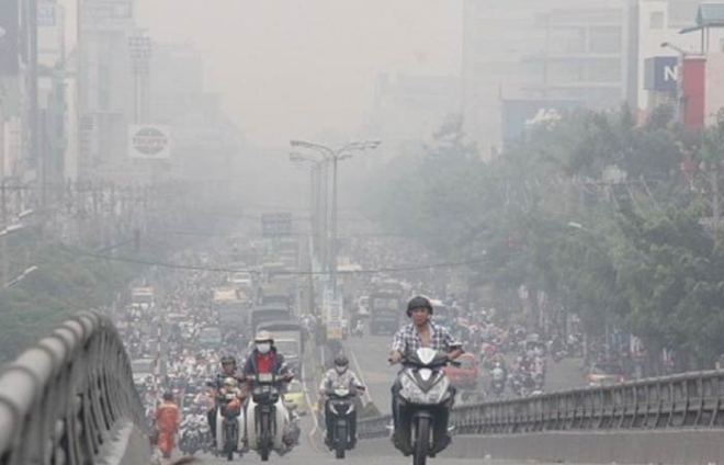 베트남 하노이시의 대기오염 수준은 악명이 높다. 대기오염을 줄이기 위한 대책의 하나로 하노이 '명물' 오토바이가 오는 2030년까지 금지된다.