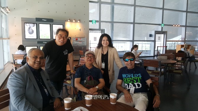 부한국제어린이청소년영화제에 참가한 아흐메드 다카영화제 집행위원장, 김상화 집행위원장, 장석용 한국에술평론가협의회 회장,이희진 통역,사미르 조직위원(왼쪽부터)