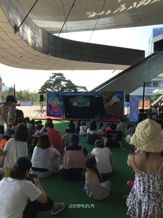 부산국제어린이청소년영화제 야외극장에서 관객들이 영화를 감상하고 있다.