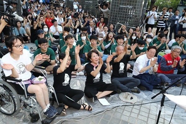 25일 오후 서울 서초구 삼성전자 서초사옥 앞에서 '반올림(반도체 노동자의 건강과 인권 지킴이) 농성해제 문화제'가 열렸다. 사진=뉴시스.