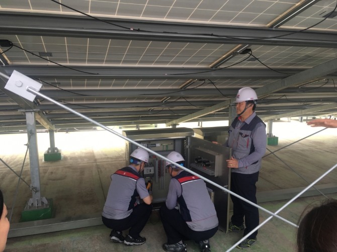  KT 직원들이 KT구로지사에 구축된 태양광 발전 시설을 점검하고 있다. 사진 = 표진수 기자