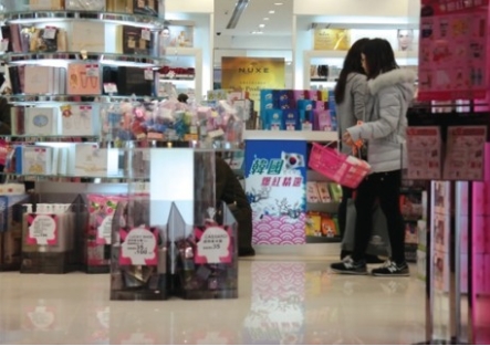 중국소비자가 한국 화장품을 쇼핑하고 있다. 