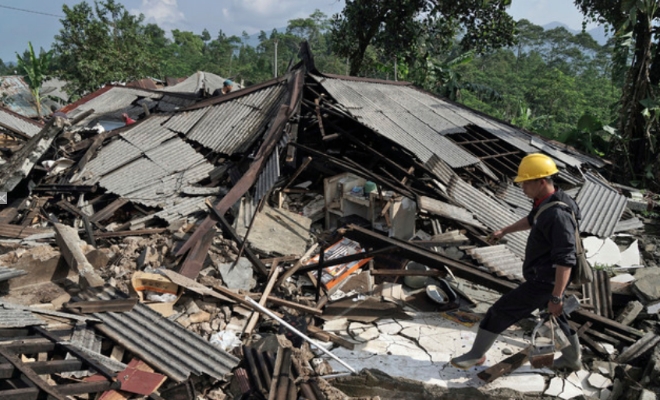 지난 4월 19일 인도네시아 자바 섬에서 일어난 지진으로 무너진 칼리베닝이 피해 현장에서 구조대원 한 명이 생존자를 찾고 있다.  사진=뉴시스