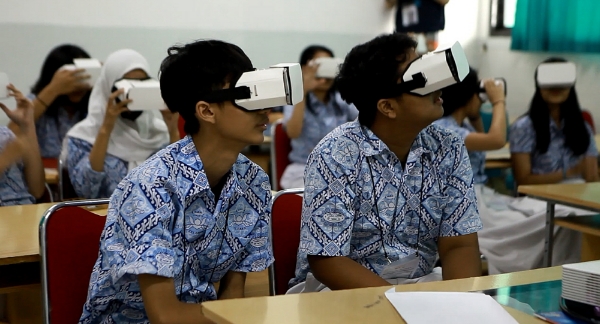 자카르타 스띠아부띠 지역 제3국립고등학교 학생들이 VR체험을 하고 있다. /사진=포스코건설
