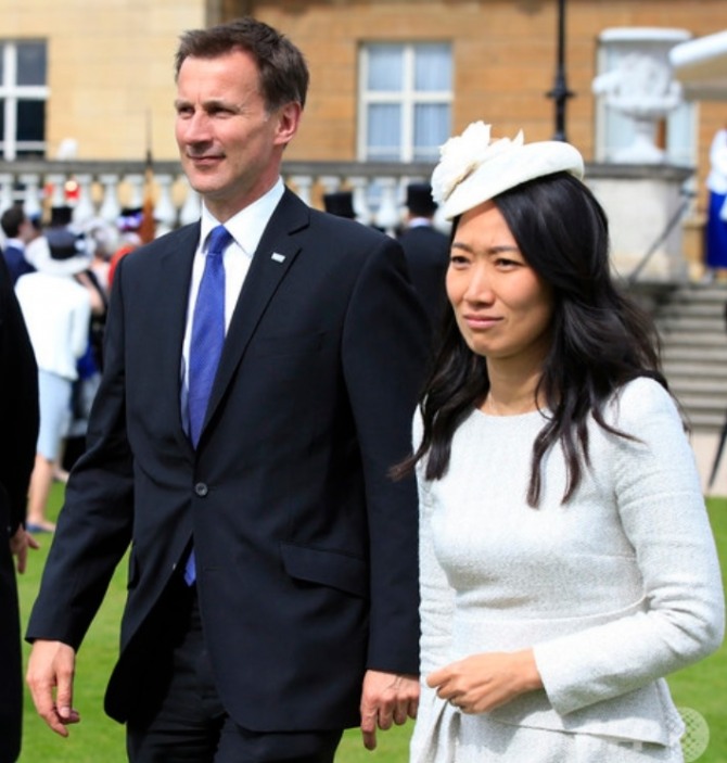 2016년 영국 버킹엄궁에서 열린 엘리자베스 여왕 주최 파티에 참석한 헌트 부부. 