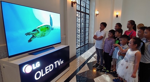 필리핀 국립박물관을 방문한 어린이들이 LG 올레드 TV 화면 속  생생한 보홀 바닷속 풍경을 보며 즐거워하고 있다. 사진=LG전자.