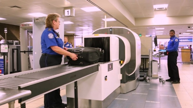 미국 교통안전국은 공항 수하물 검사에 컴퓨터단층촬영(CT)을 이용한 새 휴대용 가방 검색 기술을 도입한다. 앞으로 공항에서 액체나 랩탑 컴퓨터를 꺼내지 않고도 수하물 검사를 받을 수 있다. 사진=뉴시스