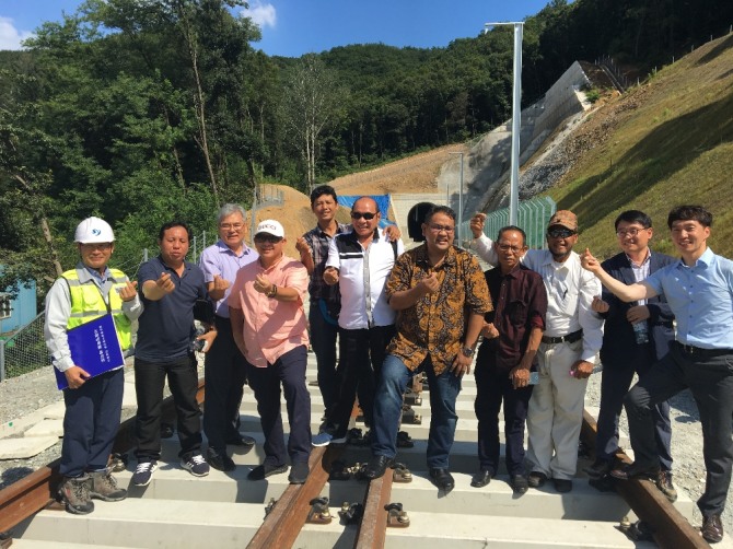  뜨구 산토사(오른쪽 5번째)를 비롯한 인도네시아 기자단이 종합시험선로 건설현장을 견학했다. 사진=한국철도시설공단. 