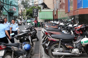 호치민시는 인도위의 오토바이를 규제하기 위해 1.5m미만의 도로는 보행자 전용으로 변경하는 안을 제출했다.