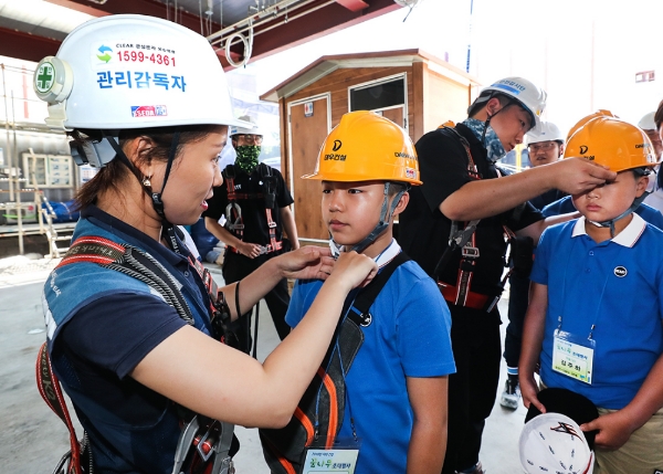 지난 7월 31일 대우건설 세운6-3오피스현장을 방문한 임직원 자녀들이 안전모를 착용하고 있다. /사진=대우건설