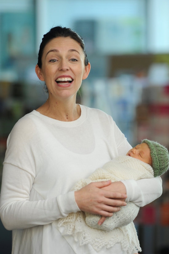 저신다 아던 뉴질랜드 총리가 출산한 딸을 안고 활짝 웃고 있다. 사진=로이터/뉴스1