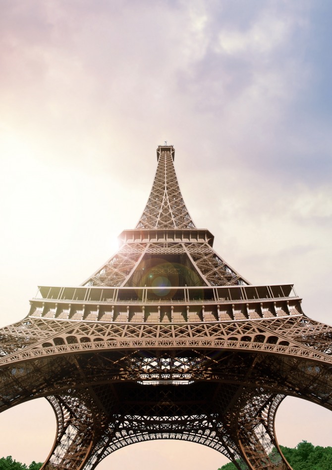 한때 프랑스의 기술과 부의 상징이었던 에펠탑. 프랑스 정부가 추진 중인 병가 중 임금지불제도 개선안에 근로자들이 강력하게 반발하고 있다. 자료=글로벌이코노믹