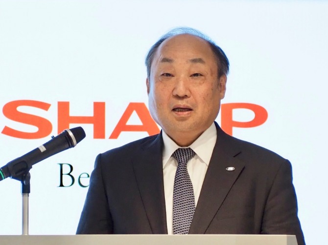 샤프가 자사 유기발광다이오드(OLED)를 탑재한 스마트폰을 선보인다.(사진=engadget)