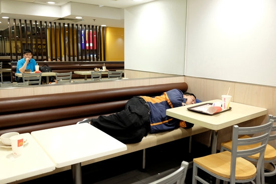 24시간 영업하는 홍콩의 맥도날드에서 집없는 사람이 자고 있다. '맥난민'으로 불리는 이들은 현재 330여명에 달하는 것으로 조사됐다. 사진=로이터/뉴스1