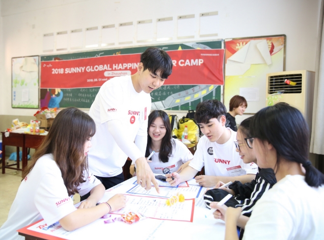  ‘2018 글로벌 해피노베이터 캠프’에 참가한 한·중 대학생들이 저우산시 사회문제에 대해 토론하고 있다. 사진=SK행복나눔재단