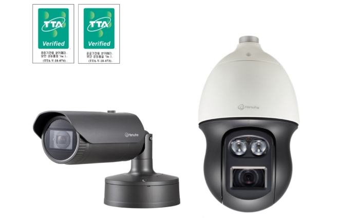 한국정보통신기술협회의 ‘공공기관용 IP 카메라 보안 성능 품질 TTA Verified Ver.1’을 획득한 한화테크윈의 네트워크 영상보안 카메라 2종(왼쪽부터 ‘XNO-6080RG’, ‘XNP-6371RHG’). 사진=한화테크윈 
