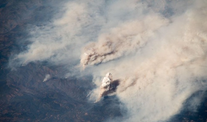독일 출신 우주비행사 알렉산데르 게르스트가 국제우주정거장(ISS)에서 찍은 캘리포니아 산불 모습. 게르스트는 이 사진을 지난 3일 자신의 트위터에 게재했다. 사진=뉴시스