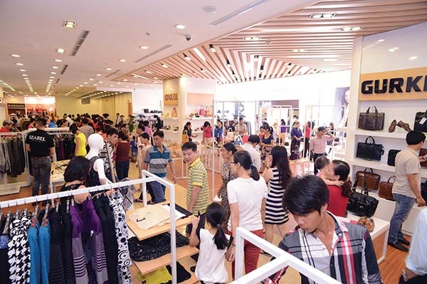 한국 의류업체들이 미중 무역전쟁에 따른 관세부담에 생산기지를 중국에서 베트남으로 옮기고 있다. 주말 베트남의 쇼핑몰에는 옷을 보러 온 사람들로 붐비고 있다.