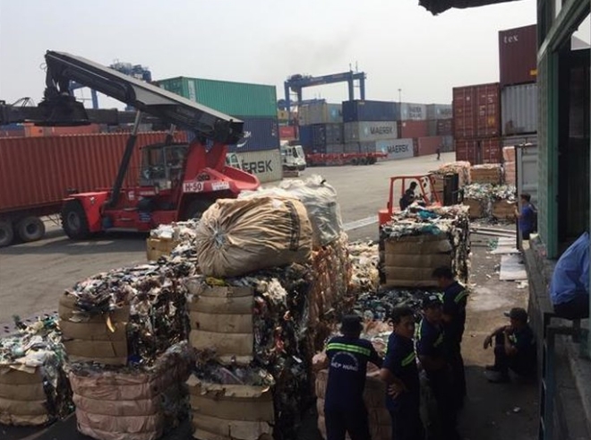 베트남의 각 항구는 전 세계에서 몰려드는 폐기물들로 몸살을 앓고 있다.