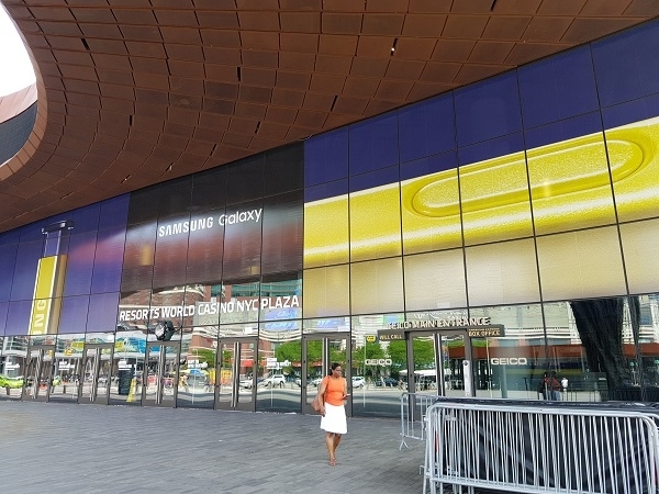 뉴욕 브루클린에 위치한 바클레이스 센터에 걸린 삼성 갤럭시 언팩 2018 대형 광고. 사진=삼성.