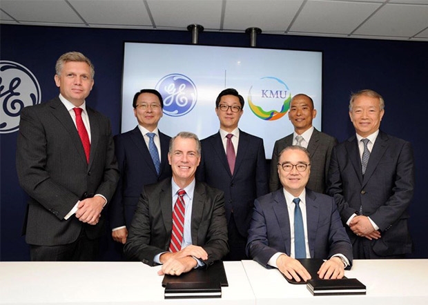 국민대학교가 7월 17일 영국 판버러 국제 에어쇼현장에서 GE Aviation 항공전자시스템 부문과 무인기 기술 개발을 위한 MOU를 체결했다. 사진=국민대학교