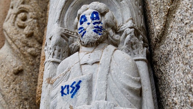 스페인 산티아고 데 콤포스텔라 대성당의 석상에 흉물스런 낙서가 쓰여져 있다. 문화파괴자 '반달'에 의한 '반달리즘' 피해자다. 사진=Policia Nacional