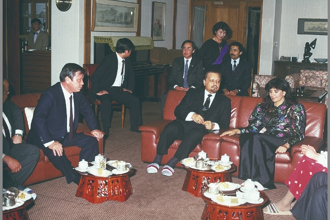 故 최종현 회장이 1981년 초 내한한 야마니 사우디아라비아 석유장관(오른쪽에서 두번째)과 담소를 나누는 장면. 최종현 회장은 제 2차 석유파동 당시 사우디아라비아와 '석유외교'를 통해 우리나라의 원유공급 문제를 해결했다. 사진=SK