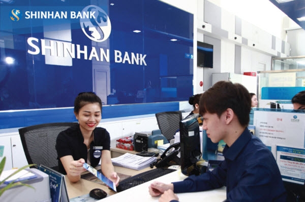 신한은행은 지점확충을 통해 베트남에서 가장 큰 외국은행으로 발돋움했다.