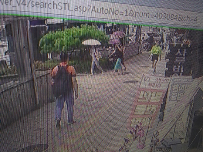 2억 훔쳐 달아났던 현금 수송업체 직원 A씨가 CCTV 화면에 찍힌 모습