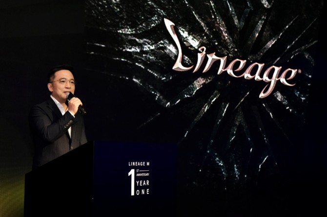 엔씨소프트 김택진 대표가 리니지M 서비스 1주년 미디어 간담회 'YEAR ONE'에서 키노트를 발표하고 있다.