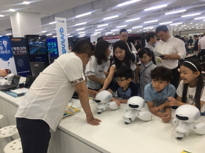 17일 서울 용산 전자랜드 신관에서 '2018용산 로봇 페스티벌'이 개막했다. 관람객들이 소형 로봇을 직접 만져보고 체험하고 있다. 사진=황이진영 기자