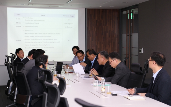 지난해 3월 31일 M bank 관계자들이 케이뱅크 사옥(서울시 종로구)을 방문해 심성훈 은행장(우측열 오른쪽 세번째)을 비롯한 실무진들과 회의를 진행하고 있다.