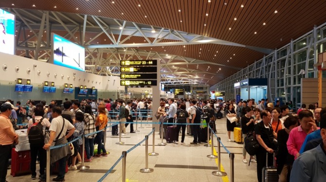 다낭공항에 많은 한국인 관광객들이 입국과 출국을 위해 기다리고 있다.