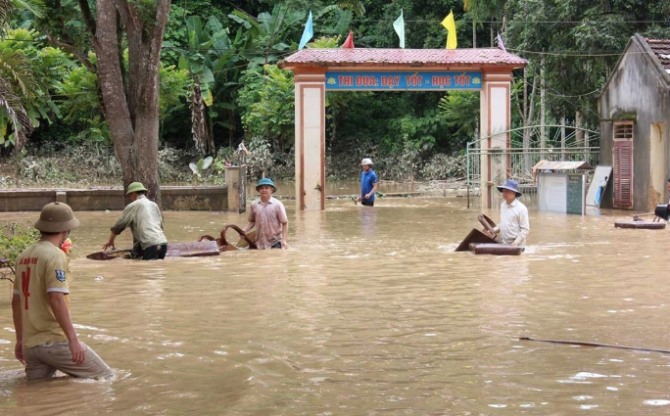 태풍 버빙카가 베트남 북중부 지역을 덮쳐 사망자가 발생하고 수백채의 가옥에 피해를 입혔다.